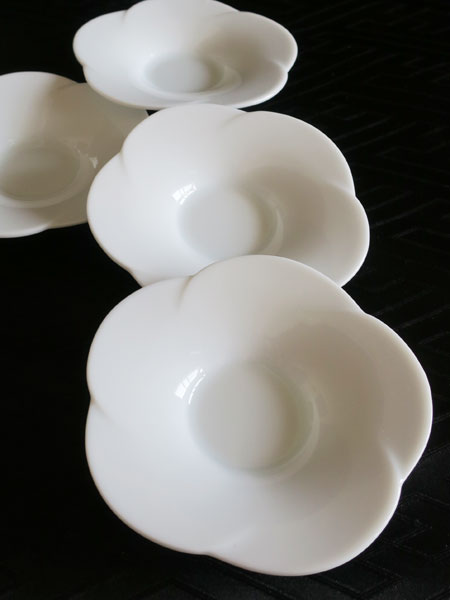 茶托小皿「白い桃花」 1